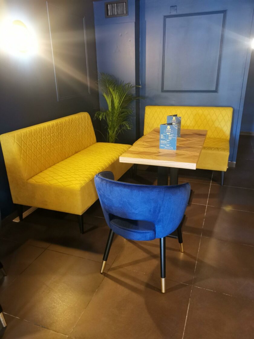 Table rustique de restaurant 2 personnes en bois de chêne 60x60 cm et 60x70cm- Réf ANTICA-TBL-606070 – Image 9