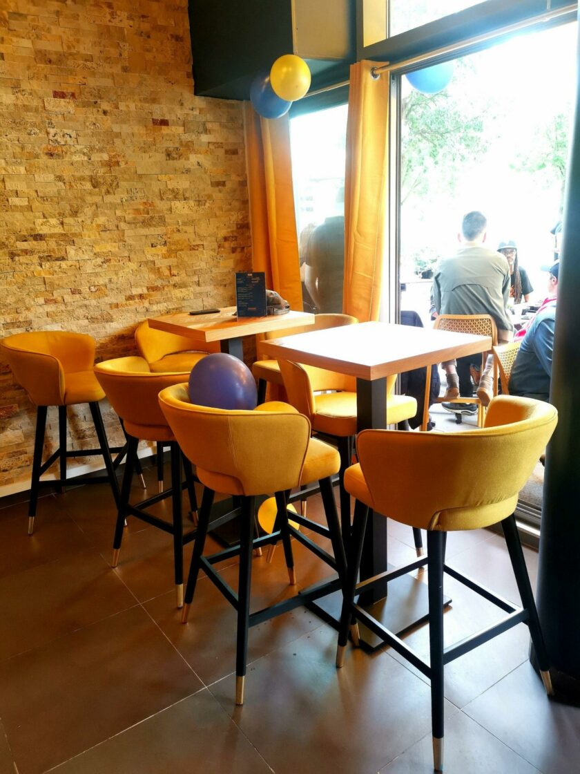 Table rustique de restaurant 2 personnes en bois de chêne 60x60 cm et 60x70cm- Réf ANTICA-TBL-606070 – Image 10