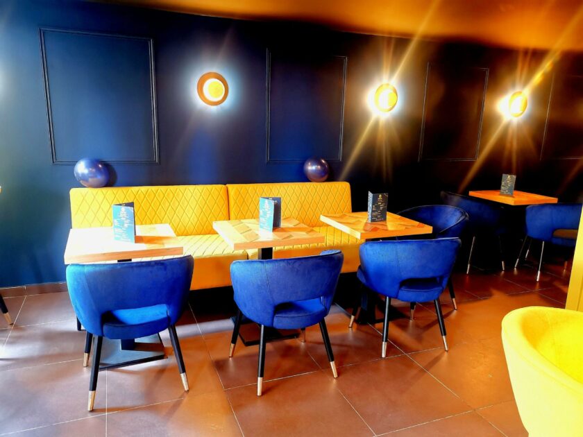Table rustique de restaurant 2 personnes en bois de chêne 60x60 cm et 60x70cm- Réf ANTICA-TBL-606070 – Image 8