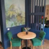 Pied de table rond RONDA-45 avec plateau bois en restaurant