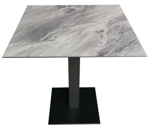 Lot de tables de différentes tailles pour CHR