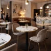 Table restaurant Calacatta 60cm avec pied RONDA45 en salle de restaurant