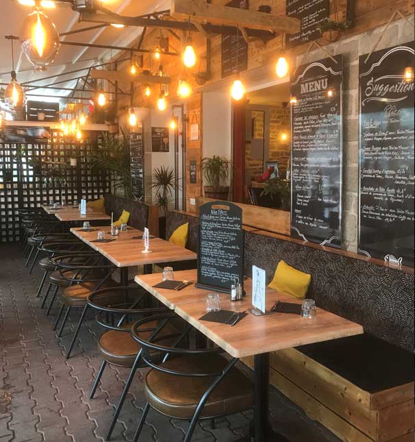 matériaux du mobilier intérieur CHR en bois et métal