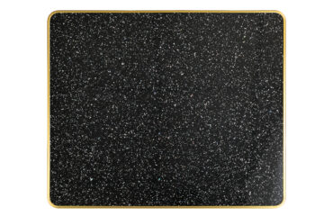 plateau de table bistrot CHR stratifié décor terrazzo noir brillant cerclage aluminium laiton