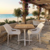Ensemble de terrasse CHR composé d'une table (blanc/bois) et 2 chaises blanches