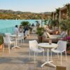 Ensemble Terrasse Restaurant Blanc Marbré 70 cm – Table Bistrot Pliante + 2 Chaises Blanches Empilables – Cannes