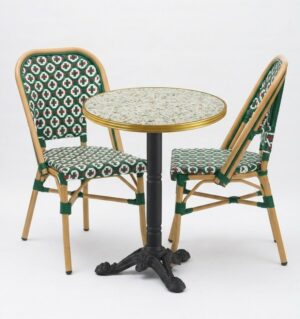 Ensemble bistrot terrasse restaurant avec table bistrot pliante terrazzo blanc et chaises Italie vert blanc rouge