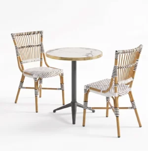 Ensemble bistrot terrasse professionnel MONCEAU avec table ronde Ø60 cm plateau marbre Calacatta, pied pliant aluminium et deux chaises rotin noir et blanc