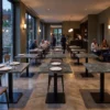 Table restaurant ardoise 70x70 avec pied CUBA40 dans une salle de restaurant