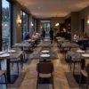 Table carrée restaurant 70x70 ardoise avec pied fonte noir en intérieur CHR